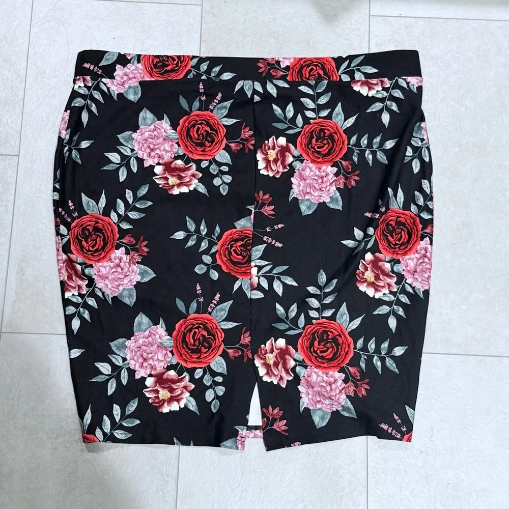 Torrid Floral Pencil Skirt 4X 🌹🖤